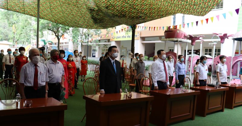 Chủ tịch UBND TP H&agrave; Nội Chu Ngọc Anh đi bỏ phiếu tại khu vực bầu cử số 5, phường Kim Li&ecirc;n, quận Đống Đa