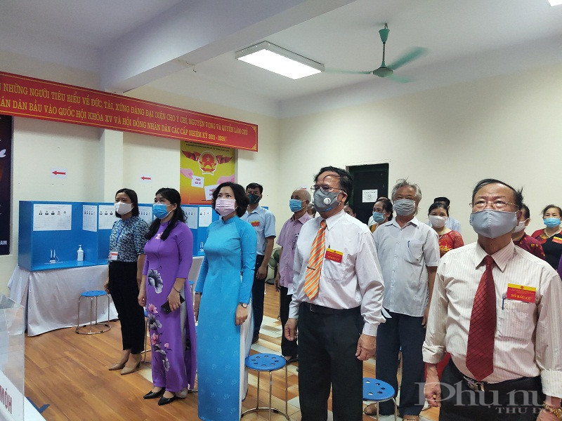 C&aacute;c đại biểu l&agrave;m lễ ch&agrave;o cờ