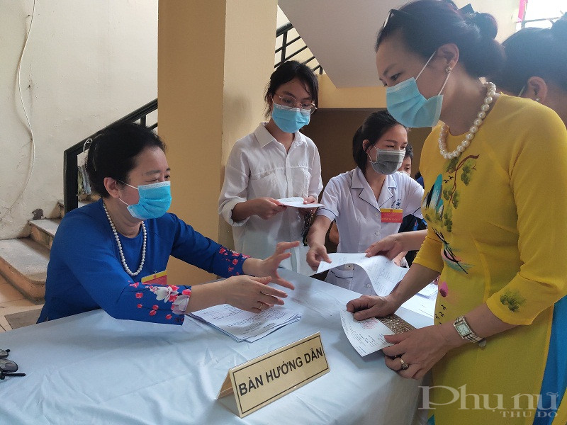 Sau khi kiểm tra y tế, c&aacute;c đại biểu qua b&agrave;n hướng dẫn bầu cử