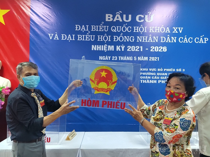 Th&agrave;nh vi&ecirc;n trong tổ bầu cử l&agrave;m c&ocirc;ng t&aacute;c kiểm tra h&ograve;m phiếu