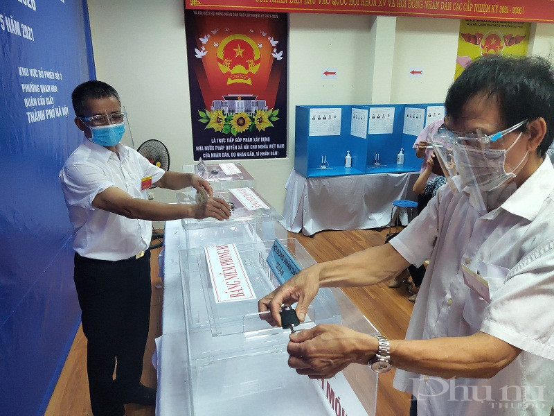 Sau đ&oacute;, c&aacute;c th&agrave;nh vi&ecirc;n sẽ tiến h&agrave;nh ni&ecirc;m phong h&ograve;m phiếu trước khi c&aacute;c đại biểu tiến h&agrave;nh bỏ phiếu