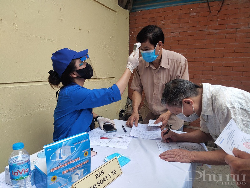 Để đảm bảo c&ocirc;ng t&aacute;c ph&ograve;ng chống dịch, cử tri tới điểm bầu cử sẽ được kiểm tra th&acirc;n nhi&ecirc;t, khai b&aacute;o y tế