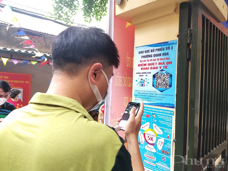 Với những cử tri c&oacute; sử dụng điện thoại th&ocirc;ng minh c&oacute; thể khai bao y tế bằng h&igrave;nh thức qu&eacute;t m&atilde; QR được d&aacute;n tại điểm bầu cử