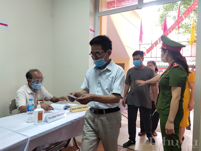 C&aacute;c đại biểu nhận phiếu bầu cử