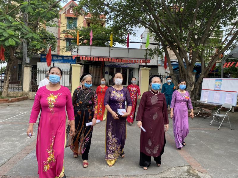 Từ sáng sớm các cô các chị đã mặc áo dài đến điểm bầu cử để thực hiện quyền và nghĩa vụ của mình