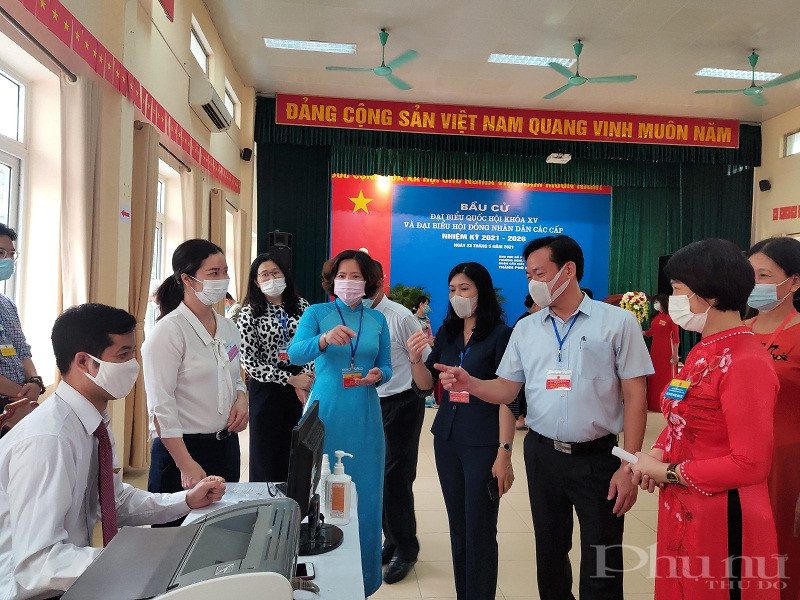 Đo&agrave;n kiểm tra c&ocirc;ng t&aacute;c bầu cử tại điểm bầu cử số 1 phường Nghĩa T&acirc;n