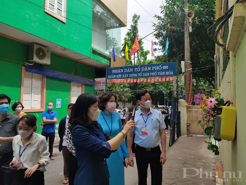 Tại điểm bầu cử  tổ bầu cử đ&atilde; lắp đặt chiếc loa treo tường để tuy&ecirc;n truyền hướng dẫn cử tri c&aacute;c bước bầu cử