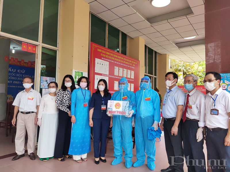 C&aacute;c đại biểu động vi&ecirc;n c&aacute;c th&agrave;nh vi&ecirc;n trong tổ bầu cử l&ecirc;n đường l&agrave;m nhiệm vụ phục vụ những cử tri thực hiện c&aacute;ch ly y tế  tại điểm bầu cử số