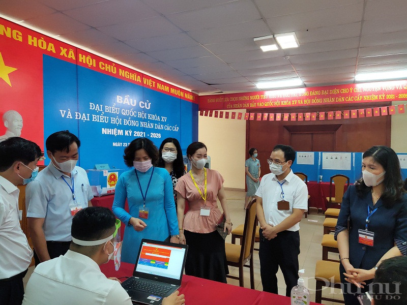 C&aacute;c đại biểu trong đo&agrave;n kiểm tra c&ocirc;ng t&aacute;c theo d&otilde;i danh s&aacute;ch cử tri đến bầu cử tại điểm bầu cử số 4 phường