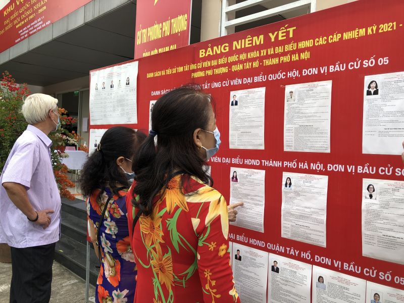 C&aacute;c cử tri theo d&otilde;i lại tiểu sử ứng cử vi&ecirc;n, đảm bảo l&aacute; phiếu của m&igrave;nh bầu được đại biểu xứng đ&aacute;ng