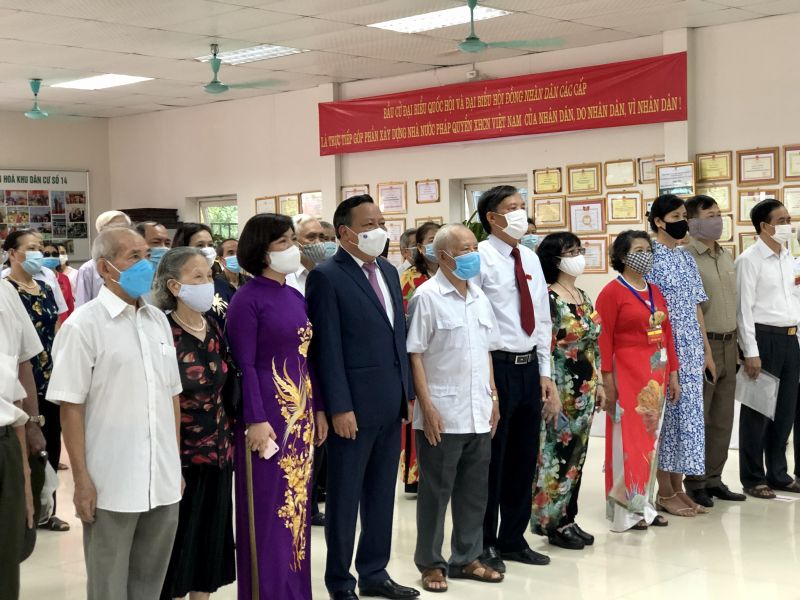 C&aacute;c cử tri thực hiện nghi lễ ch&agrave;o cờ