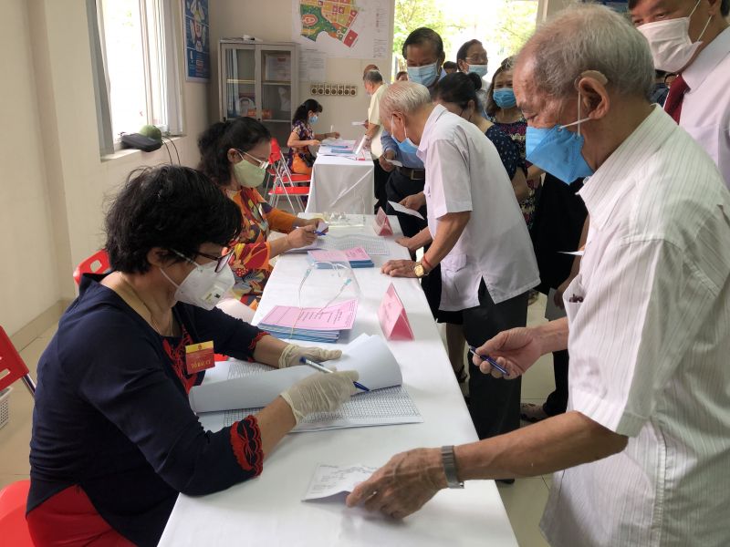 Phó Bí thư Thành uỷ Nguyễn Văn Phong thực hiện quyền công dân bầu cử tại phường Phú Thượng, quận Tây Hồ - ảnh 7