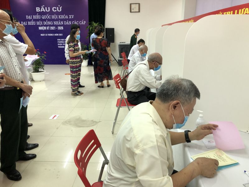 Cử tri nhận phiếu v&agrave; lựa chọn đại biểu