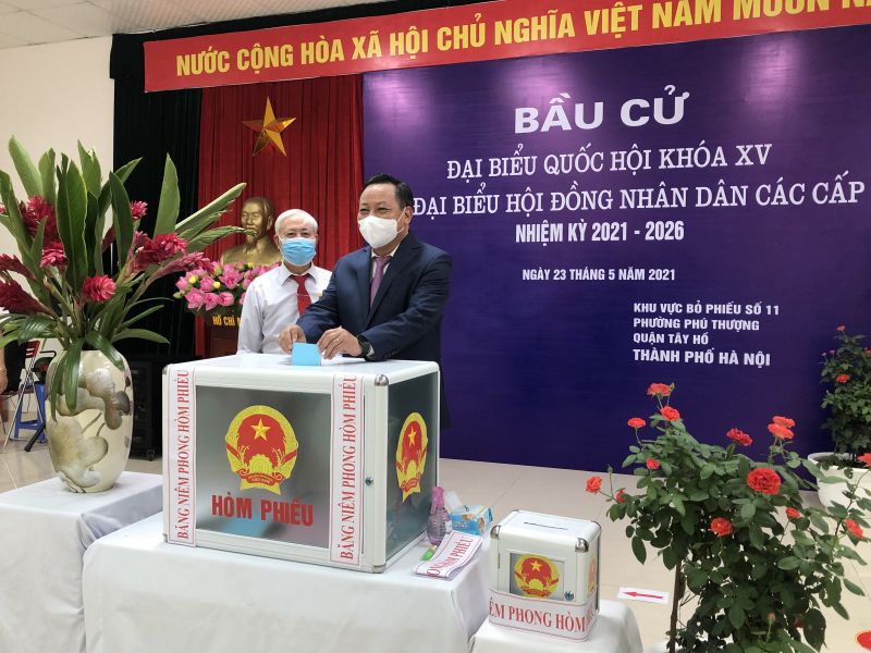 Đồng ch&iacute; Nguyễn Văn Phong tham gia bầu cử tại khu vực bỏ phiếu số 11, đơn vị bầu cử số 5, phường Ph&uacute; Thượng (đặt tại nh&agrave; sinh hoạt cộng đồng C2, khu đ&ocirc; thị Ciputra, quận T&acirc;y Hồ, TP H&agrave; Nội).