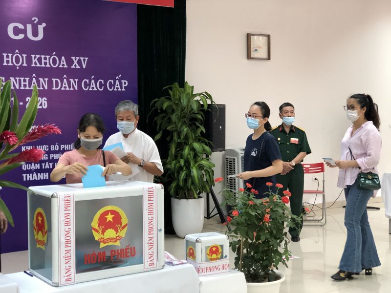 C&aacute;c cử tri trẻ hăng h&aacute;i đi bỏ phiếu