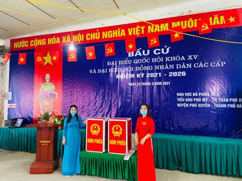 &Aacute;o d&agrave;i của c&aacute;c chị em phụ nữ tung bay tại c&aacute;c khu vực bầu cử của huyện Ph&uacute; Xuy&ecirc;n