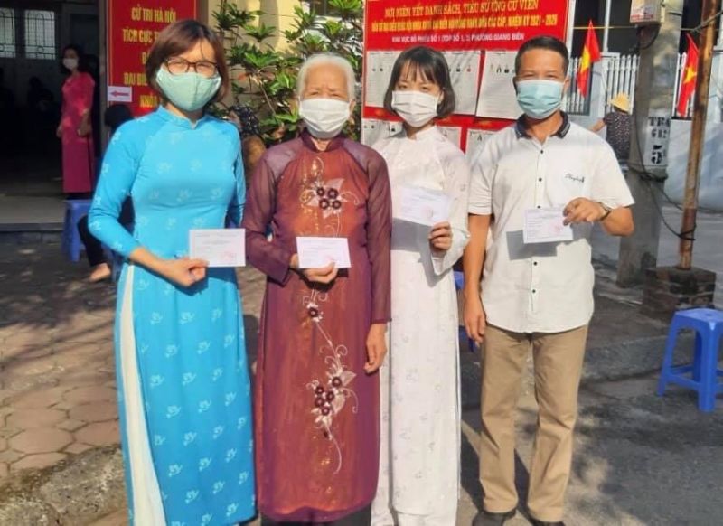 C&aacute;c thế hệ trong gia đ&igrave;nh hội vi&ecirc;n phụ nữ huyện Gia L&acirc;m c&ugrave;ng đi bầu cử