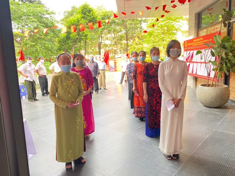 Từ đại biểu nữ đ&atilde; 88 tuổi đến nữ cử tri 18 tuổi lần đầu đi bỏ phiếu đều c&oacute; điểm chung l&agrave; sự h&acirc;n hoan, tự h&agrave;o v&igrave; l&aacute; phiếu của m&igrave;nh g&oacute;p phần chọn lựa những đại biểu đủ đức, đủ t&agrave;i