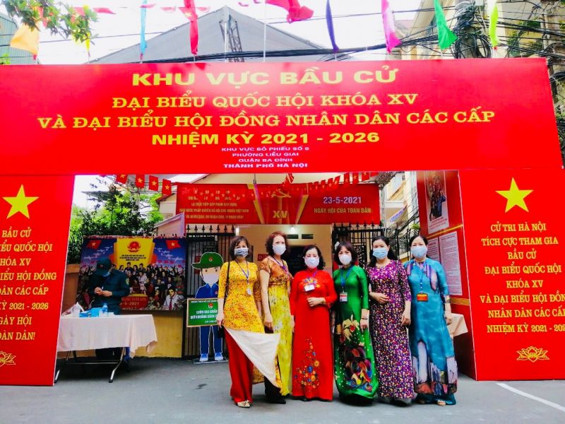 Hội vi&ecirc;n phụ nữ phường Liễu Giai, quận Ba Đ&igrave;nh c&oacute; mặt tại khu vực bầu cử từ rất sớm