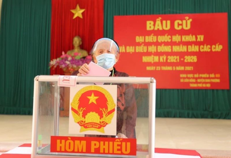 Cử tri nữ 90 tuổi bỏ phiếu tại khu vực bỏ phiếu số 3, x&atilde; Li&ecirc;n Hồng, huyện Đan Phượng