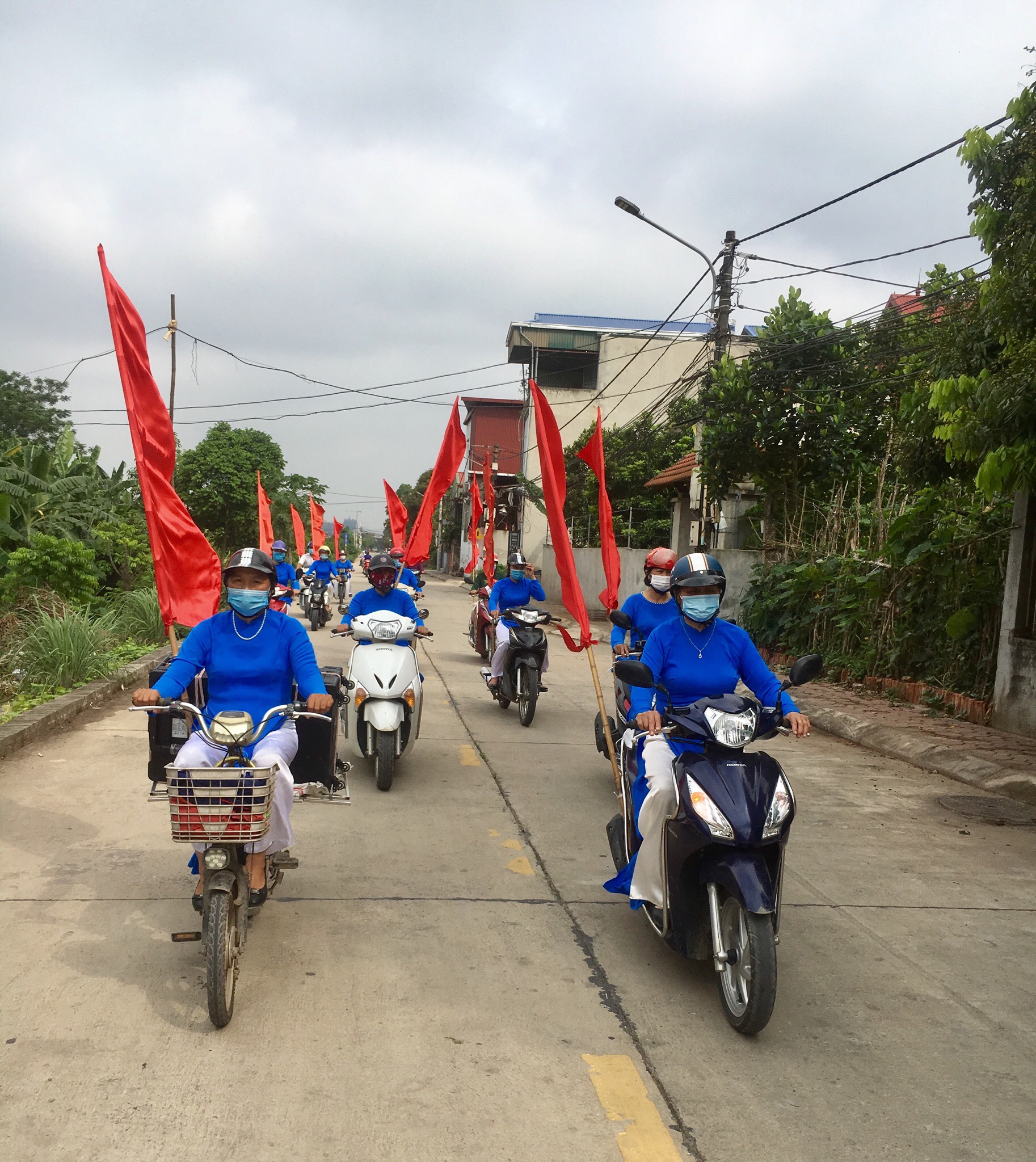 Các chị em phụ nữ xã Duyên Hà mặc áo dài đi tuyên truyền, vận động mọi người dân tham gia bầu cử