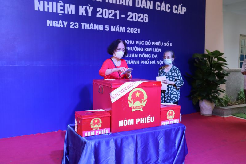 Cử tri thực hiện bỏ phiếu bầu đại biểu Quốc hội kh&oacute;a XV v&agrave; đại biểu HĐND c&aacute;c cấp