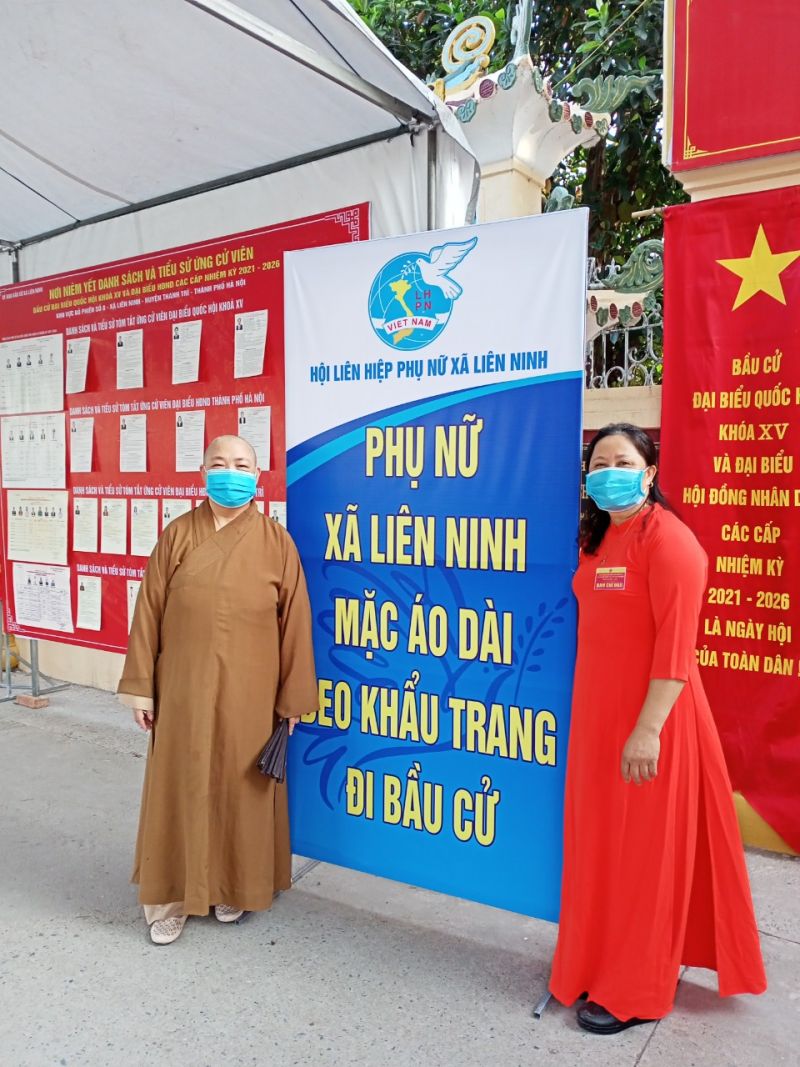 Phụ nữ Thanh Trì hưởng ứng mặc áo dài đi bầu cử - ảnh 1