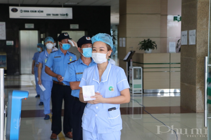 C&aacute;n bộ, nh&acirc;n vi&ecirc;n tại BV Bệnh Nhiệt đới TƯ tự h&agrave;o cầm l&aacute; phiếu tr&ecirc;n tay, tham gia bầu cử.