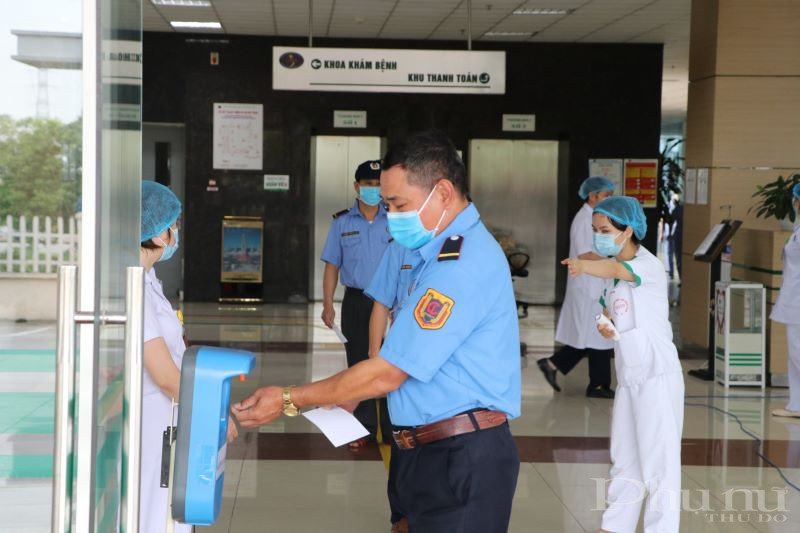 C&ocirc;ng t&aacute;c khử khuẩn, đảm bảo an to&agrave;n khi bầu cử được nh&acirc;n vi&ecirc;n bệnh viện tu&acirc;n thủ nghi&ecirc;m ngặt.