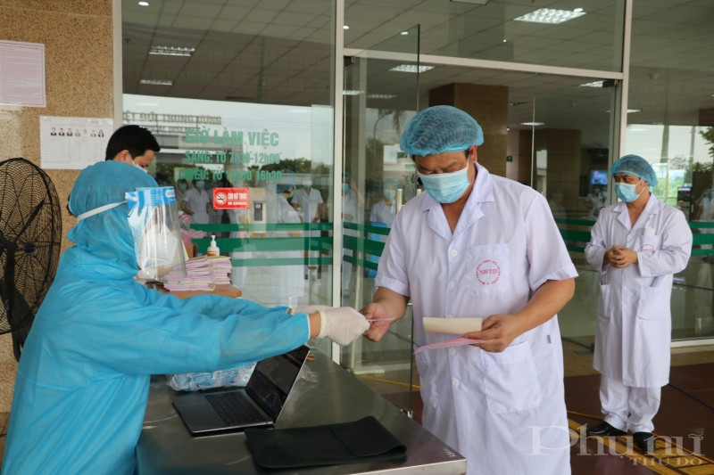 BV lu&ocirc;n đảm bảo quy định ph&ograve;ng chống dịch, rửa tay s&aacute;t khuẩn trước khi bỏ phiếu.