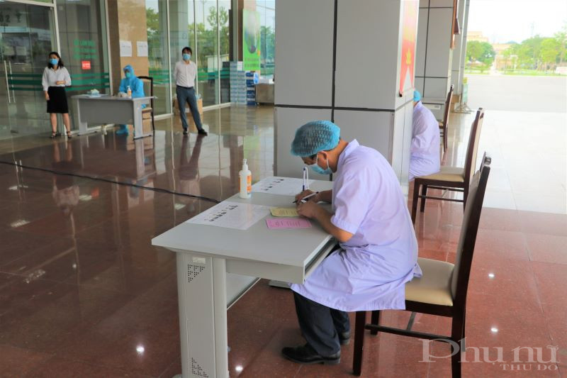 Hoạt động bầu cử được tiến h&agrave;nh trong điều kiện ph&ograve;ng dịch nghi&ecirc;m ngặt tại BV Bệnh Nhiệt đới TƯ cơ sở 2.