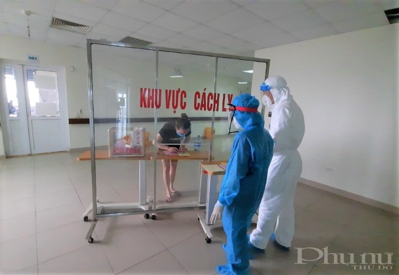 C&aacute;n bộ y tế hướng dẫn người bệnh bỏ phiếu tại khu vực điều trị.