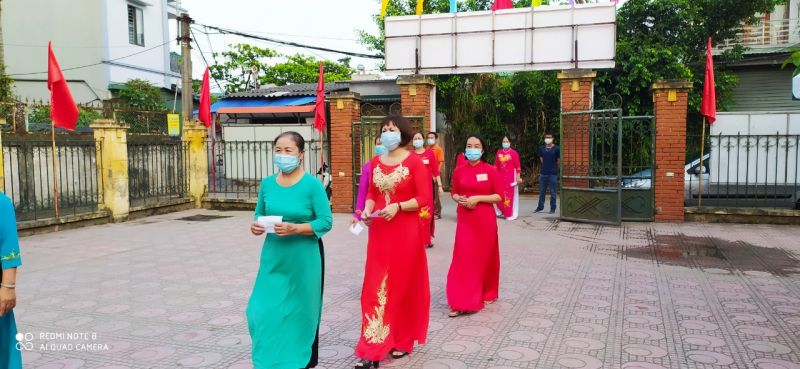 Phụ nữ Thanh Trì hưởng ứng mặc áo dài đi bầu cử - ảnh 4