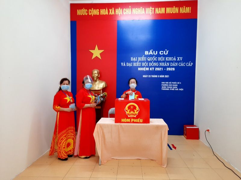 Phụ nữ quận Thanh Xuân thực hiện bỏ phiếu