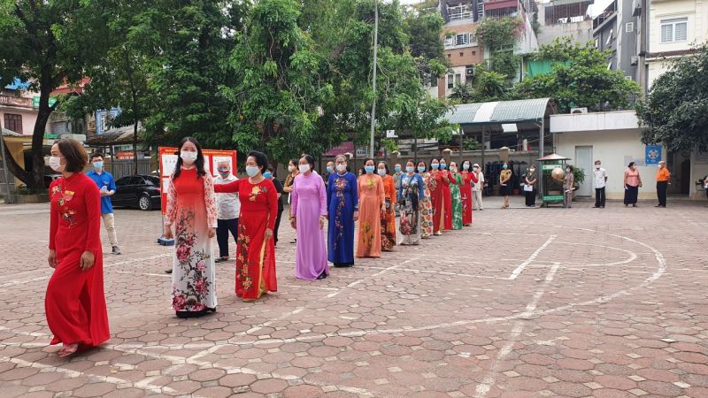 Trong những tà áo dài, phụ nữ quận Thanh Xuân đi bỏ phiếu như đi trẩy hội