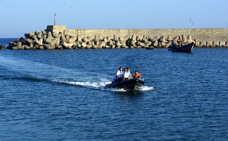 C&aacute;c c&aacute;n bộ, chiến sĩ t&agrave;u Cảnh s&aacute;t biển 4032 cập bờ tham gia bỏ phiếu tại huyện đảo Cồn Cỏ.