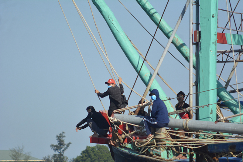 C&aacute;c ngư d&acirc;n tr&ecirc;n ngư trường quanh khu vực đảo Cồn Cỏ trở về từ s&aacute;ng sớm để tham gia bầu cử.
