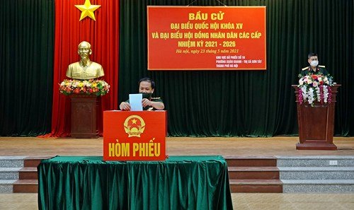 Cử tri Nh&agrave; m&aacute;y Z151 đ&oacute;ng tr&ecirc;n địa b&agrave;n phường Xu&acirc;n Khanh bỏ phiếu bầu cử