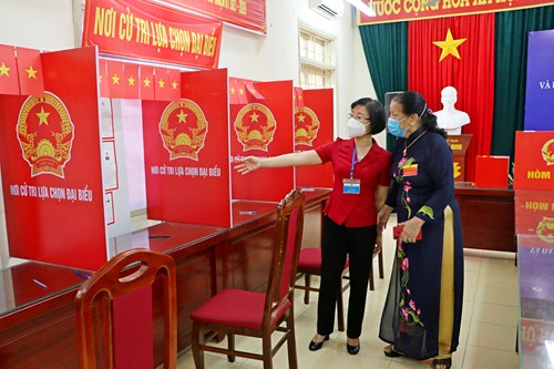 B&iacute; thư Thị ủy kiểm tra c&ocirc;ng t&aacute;c bầu cử tại khu vực bỏ phiếu số 5 phường Quang Trung