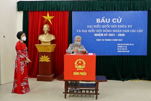 Cụ L&ecirc; Minh - 95 tuổi đại diện cử tri phường L&ecirc; Lợi đ&atilde; trực tiếp bỏ l&aacute; phiếu đầu ti&ecirc;n