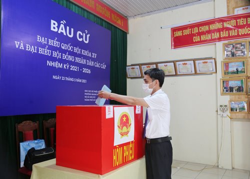 Đồng ch&iacute; Nguyễn Quang H&aacute;n - Ph&oacute; B&iacute; thư Thường trực Thị ủy - Chủ tịch HĐND thị x&atilde; bỏ phiếu