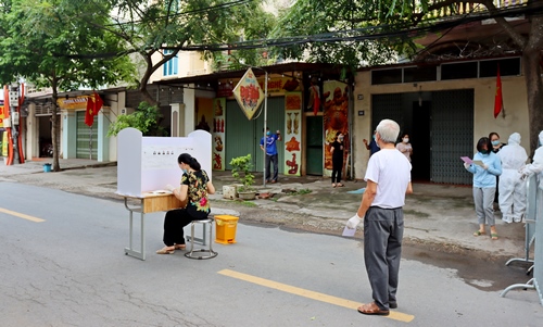 Cử tri khu vực phong tỏa c&aacute;ch ly y tế phường Sơn Lộc lựa chọn đại biểu bầu cử ngay tại khu vực c&aacute;ch ly