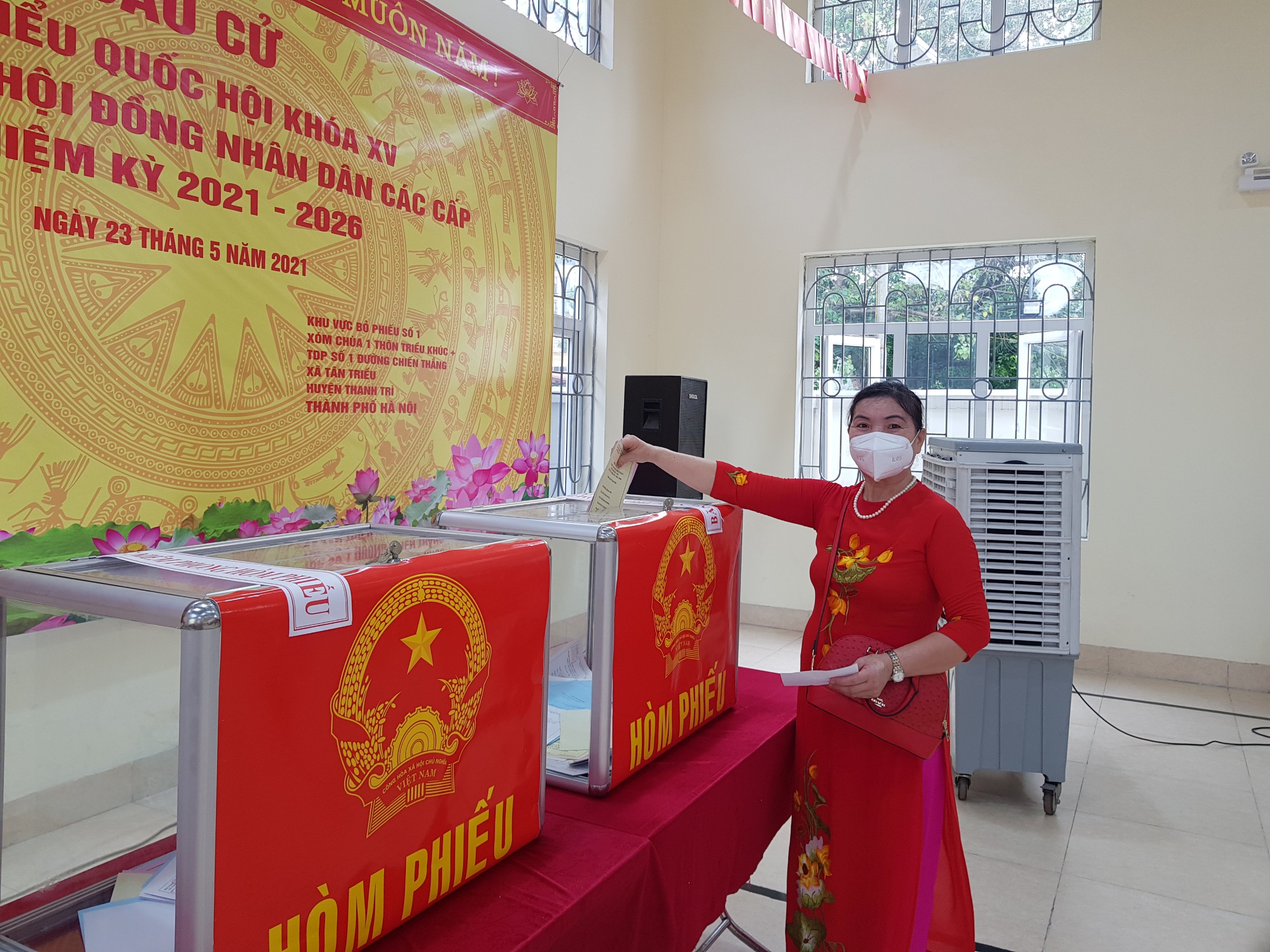 Phụ nữ Thanh Trì hưởng ứng mặc áo dài đi bầu cử - ảnh 14