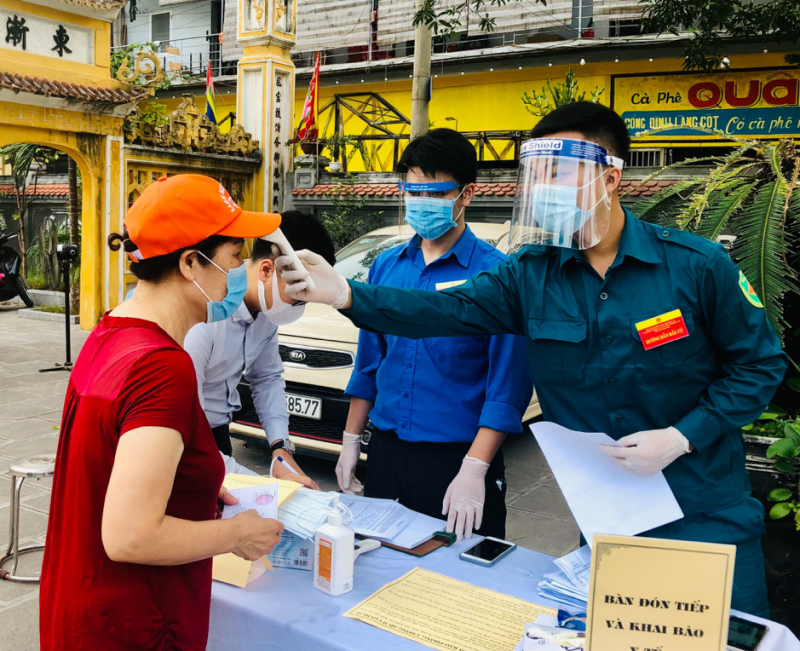 C&ocirc;ng t&aacute;c kiểm tra y tế được thực hiện chu đ&aacute;o, cẩn trọng