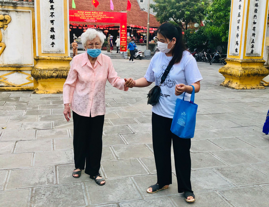 Những người cao tuổi được người nh&agrave; tận t&igrave;nh đưa đến điểm bầu cử bỏ phiếu sớm