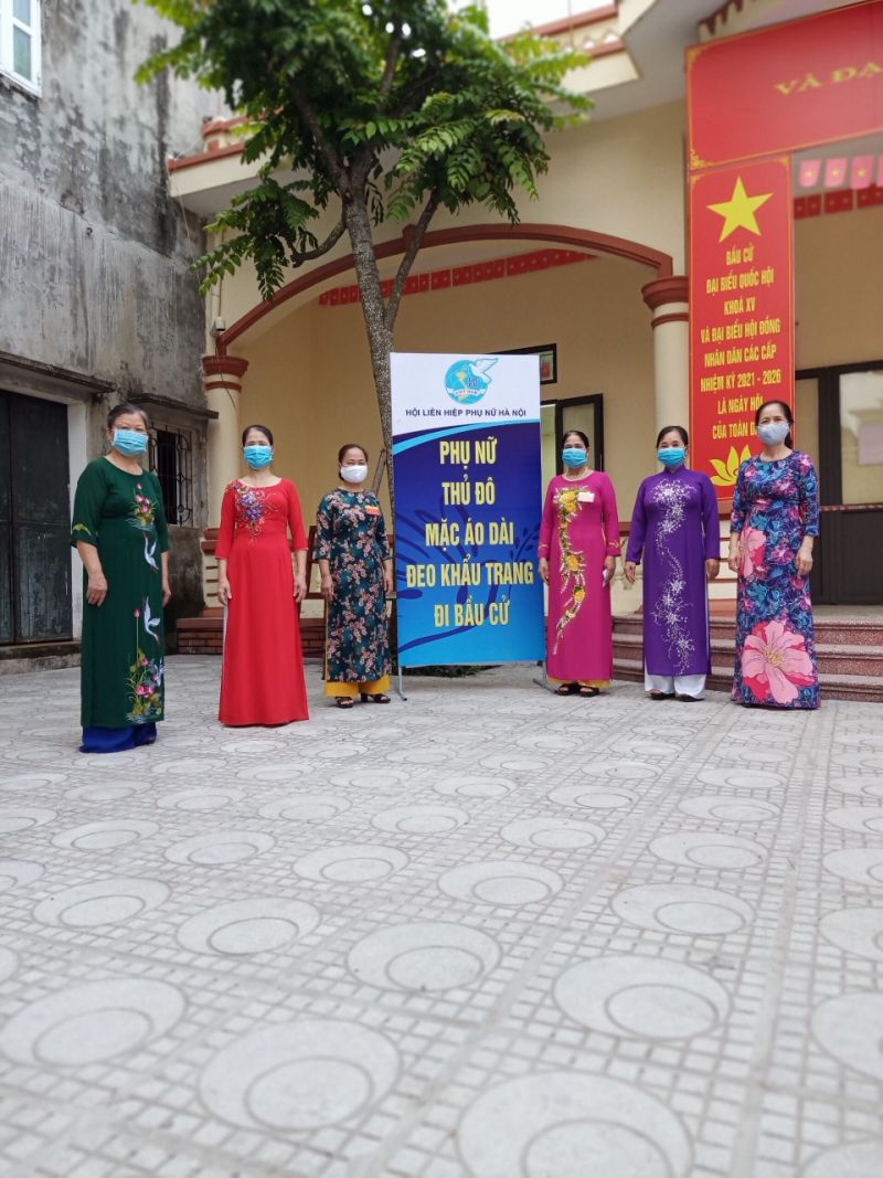 Phụ nữ Thanh Trì hưởng ứng mặc áo dài đi bầu cử - ảnh 16