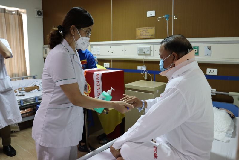 C&aacute;n bộ y tế cho cử tri rửa tay s&aacute;t khuẩn