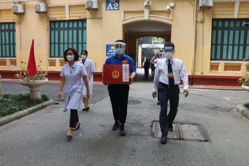 Tổ bầu cử lưu động, Khu vực bầu cử số 4, phường H&agrave;ng B&ocirc;ng, quận Ho&agrave;n Kiếm mang h&ograve;m phiếu đến Bệnh viện Hữu nghị Việt Đức