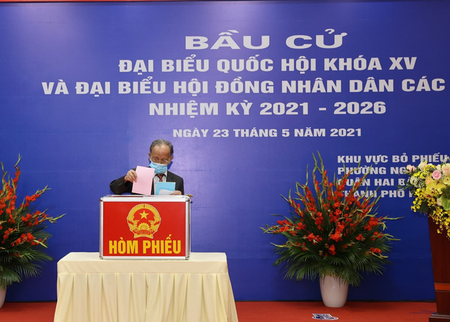 Cụ Hoàng Thanh Tuyền, 90 tuổi, 70 năm tuổi Đảng, cử tri cao tuổi nhất Khu vực bỏ phiếu số 4, phường Nguyễn Du, quận Hai Bà Trưng, thành phố Hà Nội bỏ phiếu bầu đại biểu Quốc hội khoá XIV và đại biểu Hội đồng nhân dân các cấp nhiệm kỳ 2016- 2021