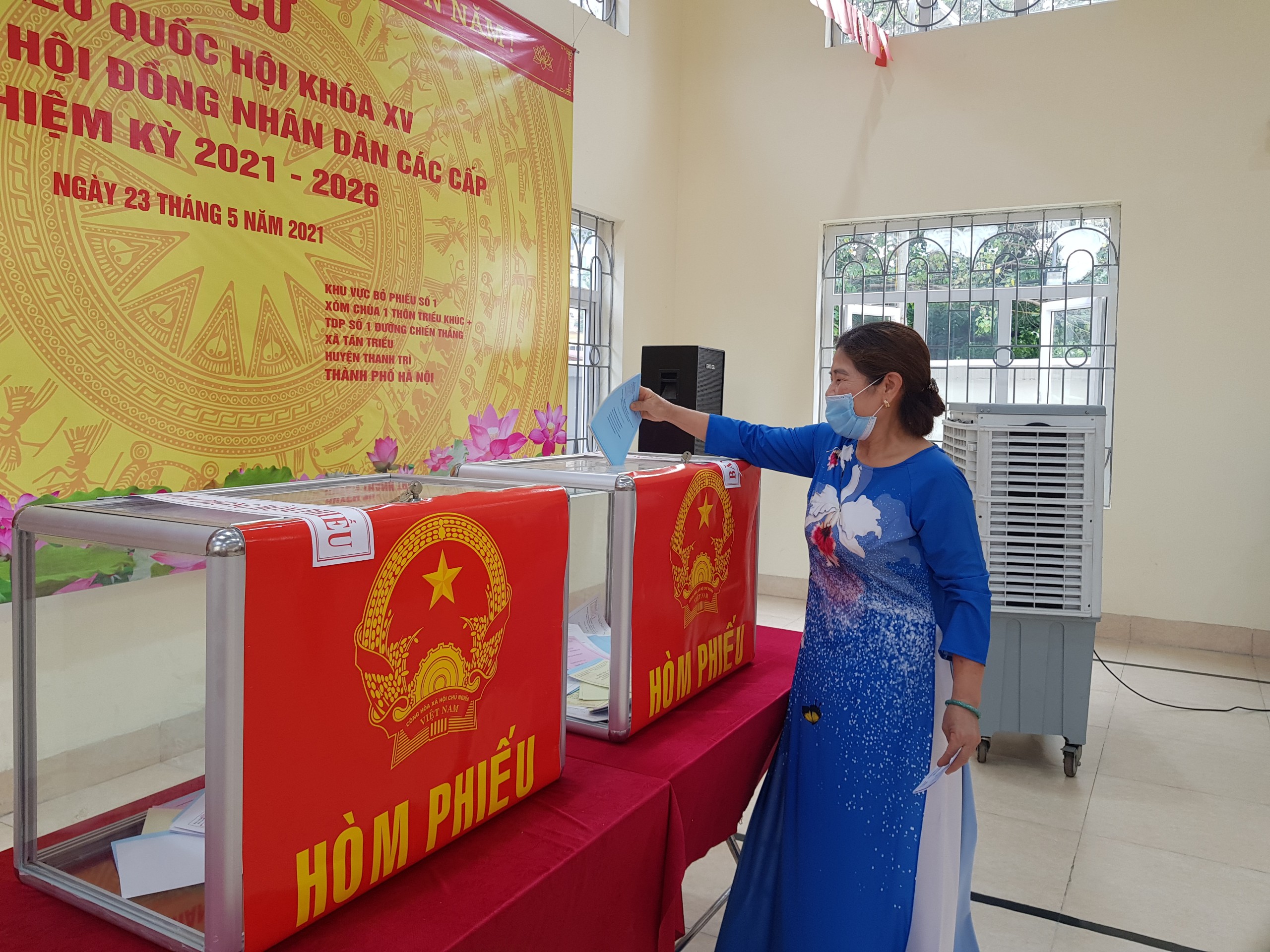 Phụ nữ Thanh Trì hưởng ứng mặc áo dài đi bầu cử - ảnh 15